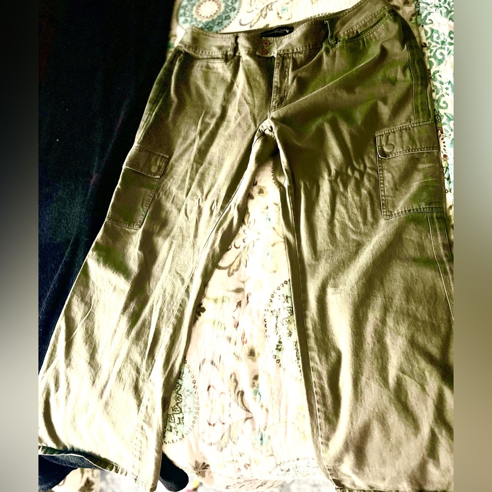 Lane Bryant- Vintage Y2K Olive Green Cargo Pants, 100% Cotton, high rise Sz 20